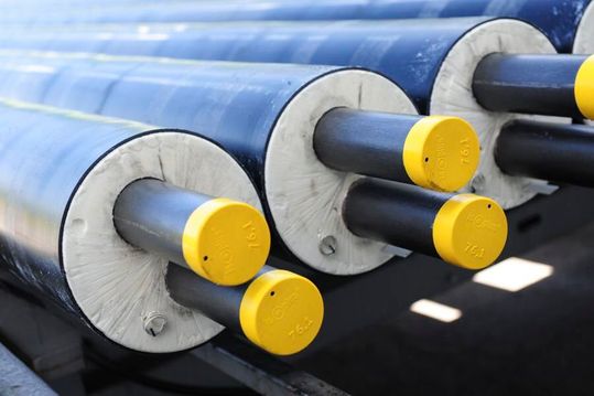 So etwas haben viele vielleicht schon mal gesehen: vorisolierte Rohre für die Fernwärmeversorgung, die Isoplus herstellt. Jetzt wurde das Unternehmen aus guten Gründen von der Viessmann-Gruppe aufgekauft, wie die dpa erfahren hat ...(Bild:  Isoplus)