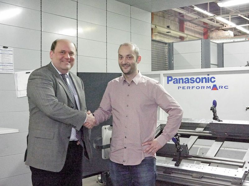 Glückliche Projektpartner (von links): Alexander Thomas und Oliver Sauermann nach erfolgreicher Implementierung der Panasonic-Technik bei Otto Kind. (Bild: Panasonic)