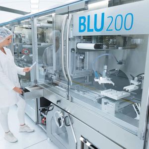 Die Blistermaschine BLU 200 wird über Smart Control gesteuert. Die graphische Bedienoberfläche ist intuitiv gestaltet, so dass die Maschinenbediener sich schnell einarbeiten und die Maschine bei Formatwechseln selbst einrichten können. (Bild:  Uhmann)