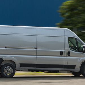 Die Höhe bewegt sich, je nach Dachaufbau, zwischen 2,52 und 2,76 Meter. (Bild:  Arnau Puig)