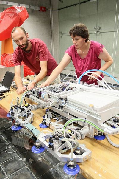 Ein Team der technischen Universität von Liberec in Tschechien hat den Senkrecht-Kletterer Robotul entwickelt. Der Roboter könnte beispielsweise für Servicearbeiten an gläsernen Gebäudefassaden eingesetzt werden. (Robotul/Tiskovka)