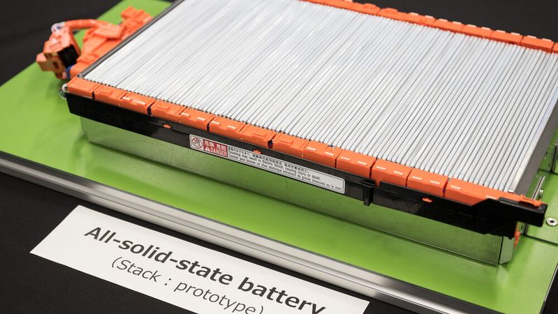 Toyota arbeitet für seine Feststoffbatterien mit Idemitsu Kosan zusammen. Der Energiekonzern hat ein Produktionsverfahren für Sulfid-Elektrolyte entwickelt.(Bild:  Toyota)