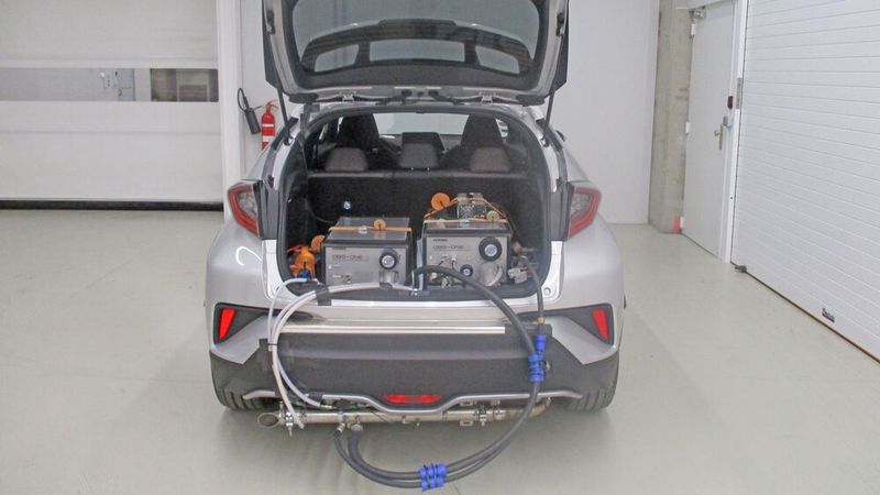 Schon eine Klasse schlechter schnitten im Test die Hybridmodelle ab, im Bild der Toyota C-HR mit 3,5 Sternen. (Bild: Euro NCAP)