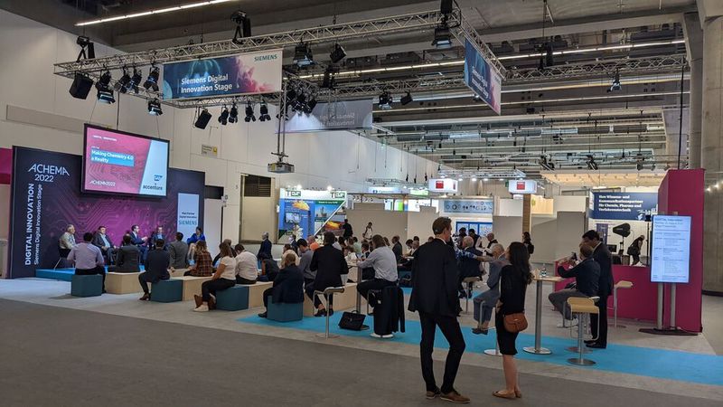 Vorträge gibt es dieses Jahr häufiger direkt in den Messehallen. (Bild: PROCESS)