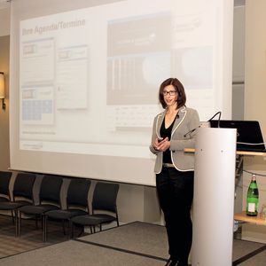Daniela Schilling, Leiterin der Vogel IT-Akademie, begrüßt die Besucher.(Bild:  IT-BUSINESS)