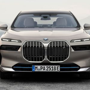Der BMW 7er wird erstmals auch in der vollelektrischen Version i7 verfügbar sein.(Bild:  Daniel Kraus/BMW)