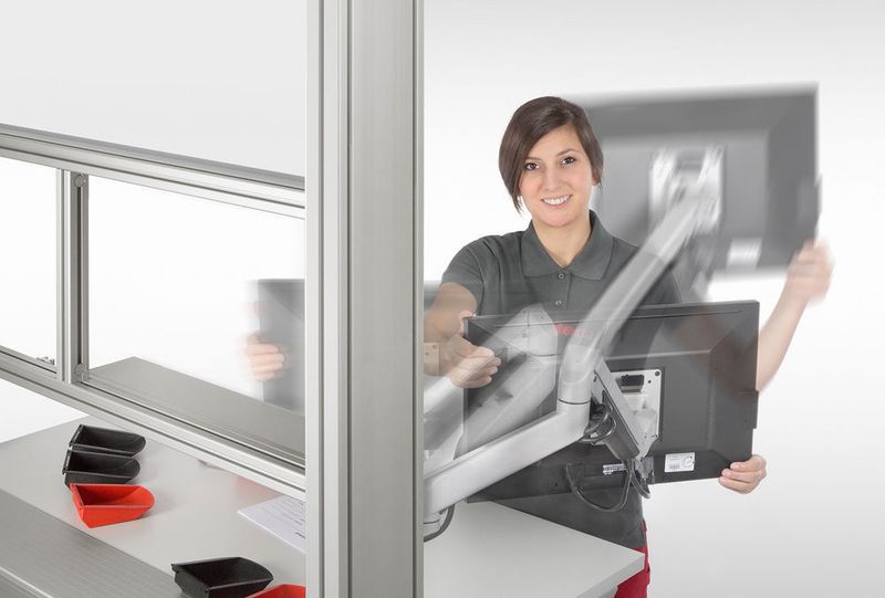 Schwenkbare Monitorarme ermöglichen eine individuelle Positionierung von Bildschirmen. Dadurch werden Zwangshaltungen vermieden.  (ronald biallas)