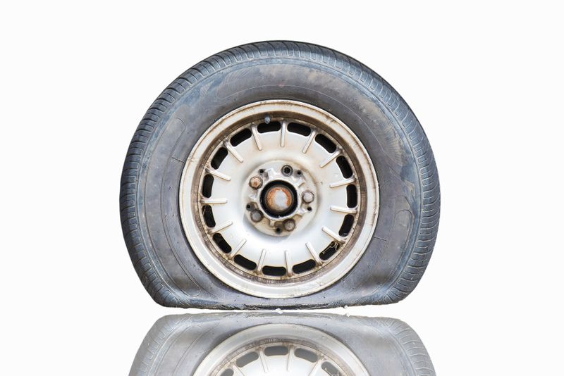 Reifenabrieb: 28%  Über 1,4 Milliarden Autos waren 2010 weltweit unterwegs. Und es werden jedes Jahr mehr. Da wundert es kaum, dass die Partikel von Autoreifen auch in Form von Mikroplastik ins Meer gelangen.  Berliner Wissenschaftler warnen: Auch die Böden sind durch Mikroplastik gefährdet. (Bild: Pixabay/5448208 (gemeinfrei))
