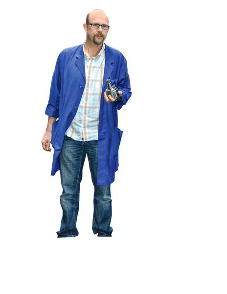 GKN-Projektleiter Carsten Merwarth (li.) und Thorsten Schmitt, Vertrieb Yaskawa, sind von der Performance der Automatisierungslösung sehr angetan. (Ralf Högel)