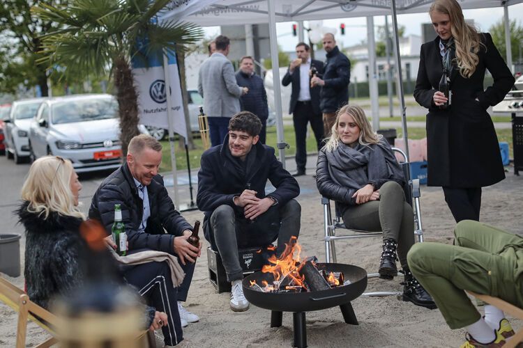 Die Gäste konnten sich gemütlich ans Lagerfeuer setzen, Bratwurst essen und das Sondermodell ansehen. (Stefan Bösl)