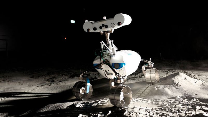 LRU1 maps the surface visually and in 3D. For this purpose, it captures the surface with a multispectral stereo panorama camera, which is easily recognizable on its wide 