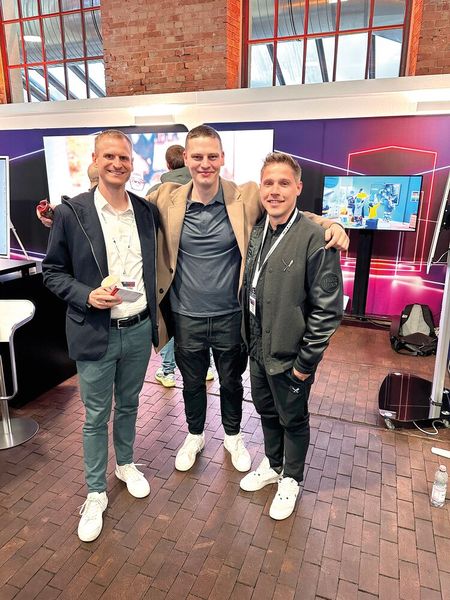 (v. l.) Marcel Porth (Computacenter), Sales Director Arne Busch (Exertis) und Andreas Scherer (Jacob) gehen zusammen über die Messe und suchen nach Produkt-Highlights. (Bild: Vogel IT-Medien)