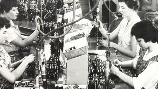 1960er Jahre: Montageteam baut die Serie K zusammen. (Rockwell Automation)