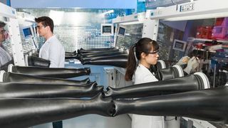 Forschende am HIU montieren Magnesiumbatterien unter Argon-Schutzgas. ( (Laila Tkotz/KIT)