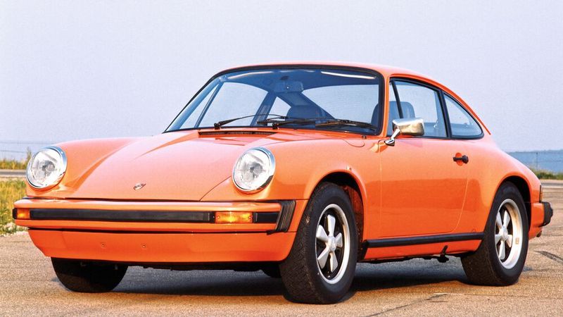 Mit Einführung der neuen 911er-Generation „G-Serie“ begnügten sich die Zuffenhausener Sportwagen mit Normalbenzin. (Bild: Hersteller)