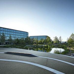 Unter anderem verfügt der Schwarz Digits Campus über ein hochwertiges Bepflanzungskonzept - die “grüne Mitte”. Fast die Hälfte des Geländes ist als Grünfläche ausgewiesen. (Bild: Schwarz Digits)