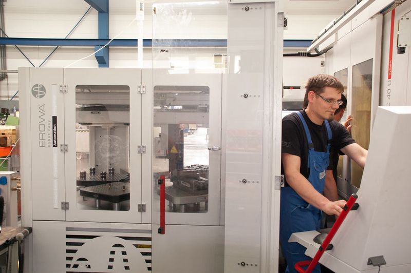 Die automatisierte Hermle C40U arbeitet in der dritten Schicht und am Wochenende alleine und ist bei Formconsult zusammen mit der größeren C60U bei der Fräsbearbeitung sozusagen für das Volumengeschäft zuständig. (MMC Hitachi Tool)