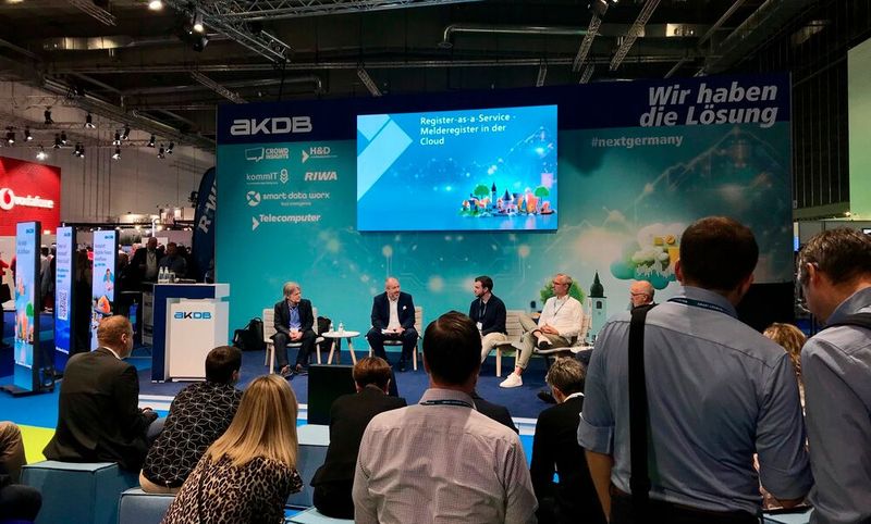 Wie sehen die Register der Zukunft aus? Der Wettbewerb des GovTech Campus „Register-as-a-Service“ steht für einen innovativen, Cloud-basierten Ansatz, der Datenschutz, digitale Souveränität und Föderalismus in Einklang bringt. Basierend auf einer modernen Referenzarchitektur entwickeln Verwaltung, Kommunen und IT-Dienstleister prototypische Registerlösungen, die mit Confidential Computing höchste Sicherheitsstandards gewährleisten. (Bild: Nicola Hauptmann)