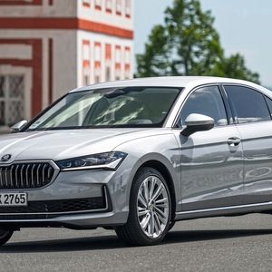Der neue Skoda Superb startet nun als Limousine ab rund 38.500 Euro.(Bild:  Skoda)