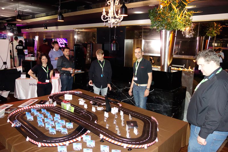 Let the race beginn, (v. l.) Tanja Knahn, Cherry, Andreas Walter, Alphacool, Michael Schmid, Cherry, und Jens Gottsleben, Aquatuning. (Bild: IT-BUSINESS)