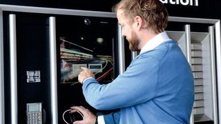 Über die  Audi-Service-Station kann ein Kunde rein digital sein Auto zum Service abgeben, den Werkstattersatzwagen in Empfang nehmen und die Rechnung begleichen. (Mauritz)