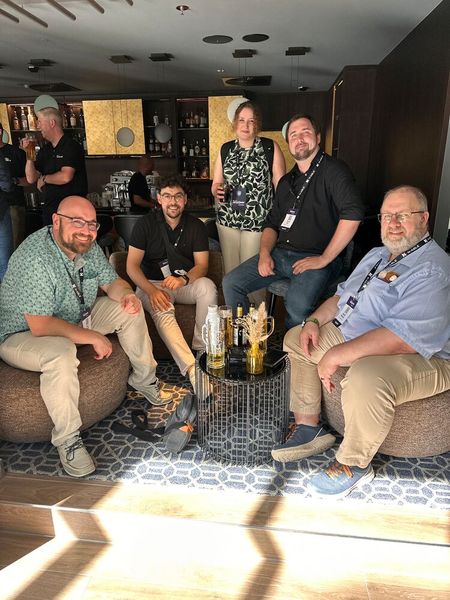 Spezialisten unter sich, (v. l.) Karel Plocekund und Mouawia Tabiaa (Netgo), Annette Hille (MECO), Patrick Karl (KONZEPT3 IT) und Bastian Mertinkat (Netgo) (Bild: Vogel IT-Medien)