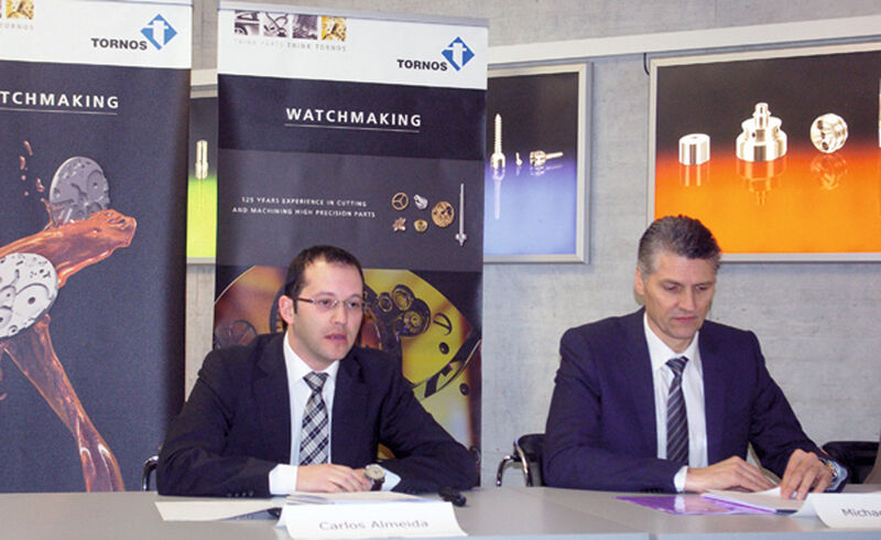 A l'occasion d'une conférence de presse en janvier 2012: A gauche Carlos Almeida «Area Sales Manager Switzerland» et aussi responsable du secteur horloger et à droite Michael Hauser CEO de Tornos. (Image d'archive: MSM)