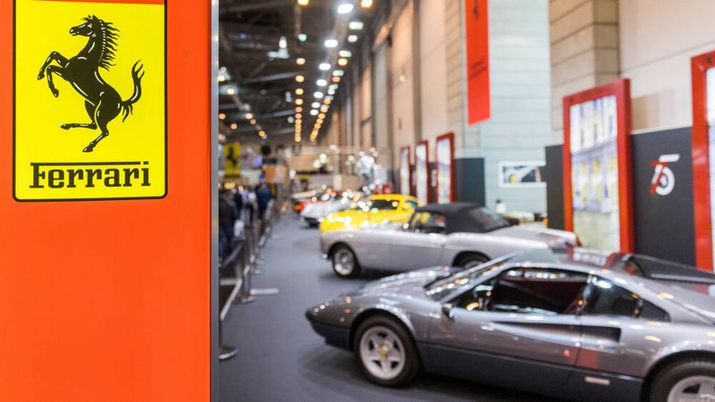 Zu den Ausstellern zählten bekannte Händler sowie zahlreiche Clubs und Vereine. Sie zeigten 2.700 Liebhaber- und Sammlerfahrzeuge. (Bild: ©MESSE ESSEN GmbH)