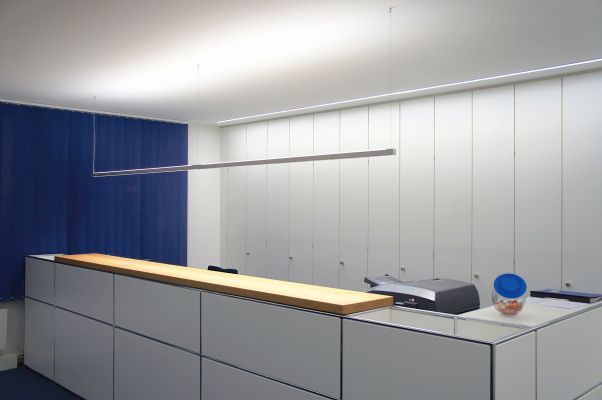 Im Einsatz: Die MLS-P Leuchte als Tresenbeleuchtung im Büro. ( LI-EX)
