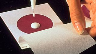 Die Inokulatione eines 3M Petrifilms.  (Bild: 3M)