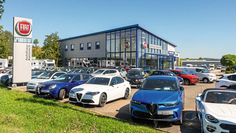 Der Name Kummich ist traditionell mit Fiat/FCA/Stellantis verbunden (im Bild der Standort Crailsheim). Inzwischen sind weitere Marken in der Gruppe dazugekommen.(Bild:  Autohaus Kummich)
