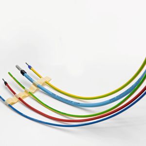 Integrierte Kennzeichnungstechnologie: Die beiden Leibinger Iqjet sind platzsparend und einfach zugänglich über eine praktische Schublade direkt in das Gehäuse der Zeta 620 G2 integriert(Bild:  Komax AG)