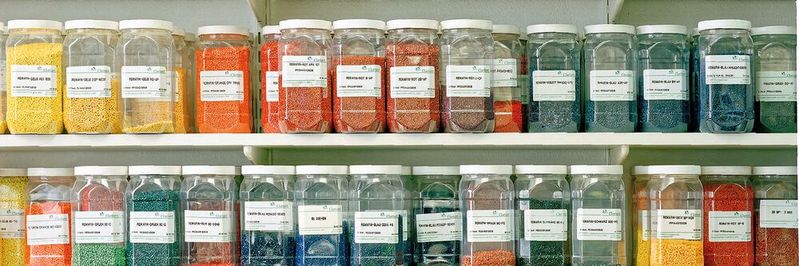 Kleine Mengen, grosse Wirkung: Farb- und Additivkonzentrate werden nur in kleinen Chargen produziert. Kleine Mengen, grosse Wirkung: Farb- und Additivkonzentrate werden nur in kleinen Chargen produziert.