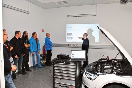  „Wie funktioniert das nun mit diesen Herstellerportalen?“ Die Antwort auf diese Frage der Werkstattkunden von Trost in Puchheim gab Thomas Grünsteidl von Trainmobil im Rahmen des Lehrgangs „Online-Flashen und herstellergeführte Fahrzeugdiagnose“.(Bild:  Dominsky/ »kfz-betrieb«)