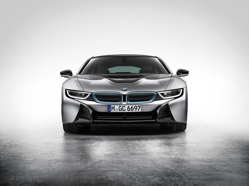 Der BMW i8 startet ab Juni 2014 auf sportliche und umweltfreundliche Weise auf den Straßen durch. (BMW)
