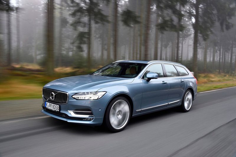 Bei Fahrten auf Landstraßen bringt der V90 mit 350 Nm Drehmoment ordentlich Traktion auf die Straße. (Bild: Volvo)