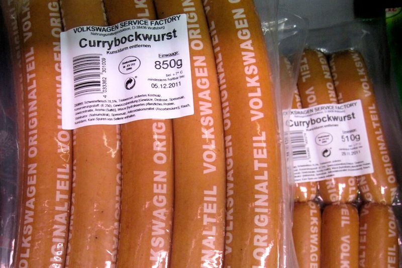 Eine fleischlose VW-Kantine bedeutet das Ende für die legendäre VW-Currywurst.(Bild:  DEU VW-Currywurst 19 MSZ111114 /Monstourz / CC BY-SA 3.0)