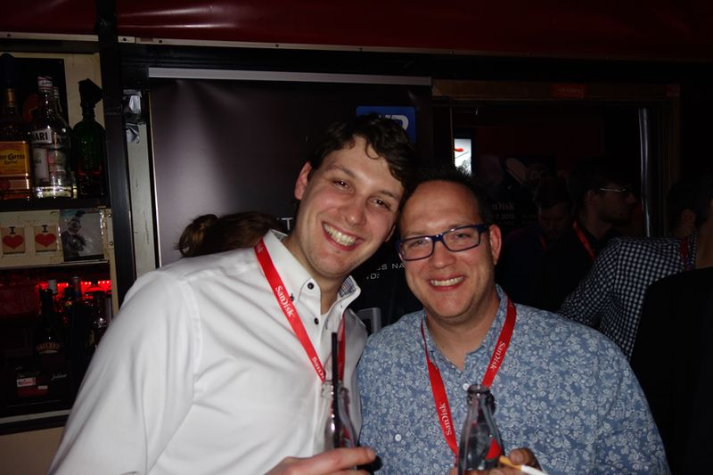 Ein Wässerchen für Felix Kretschmann (l.Tech Data) mit Stefan Knerrich, APC (Bild: IT-BUSINESS)