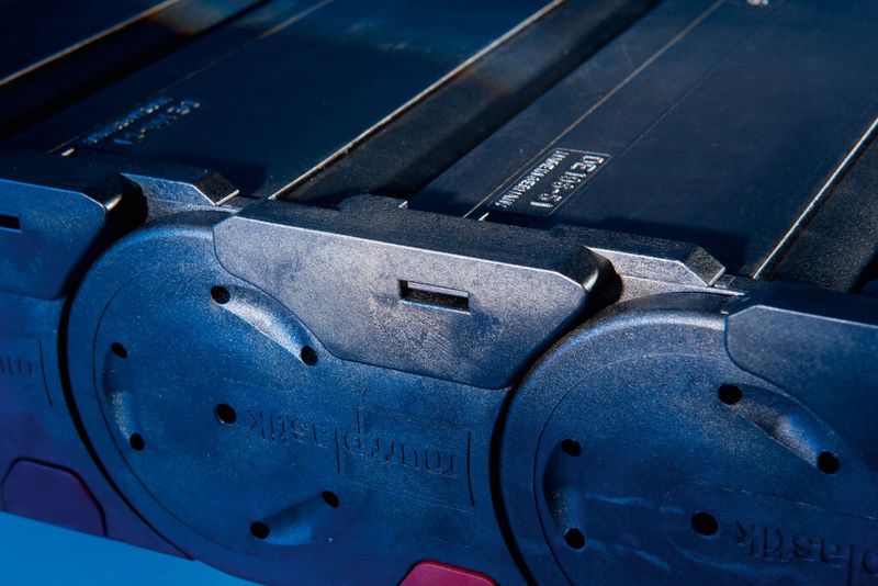 Die Gleitschuhe werden mit nur einem Handgriff und ganz ohne Werkzeug fest mit der Energieführungskette verriegelt. (Bild: Murrplastik)