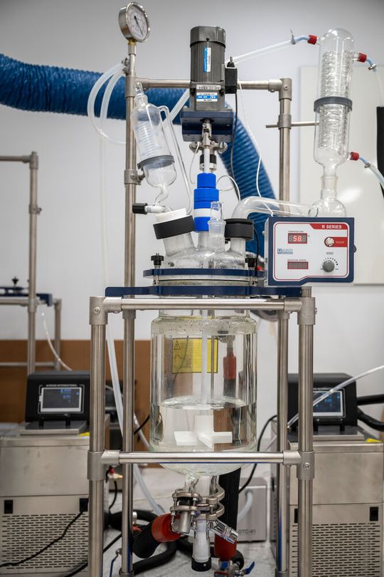 Mithilfe der neu entwickelten Lösungsmitteltechnologie lassen sich seltene Metalle aus Elektroschrott und Batterien ohne den Einsatz giftiger Chemikalien zurückgewinnen.(Bild:  Victoria Berekmeri)