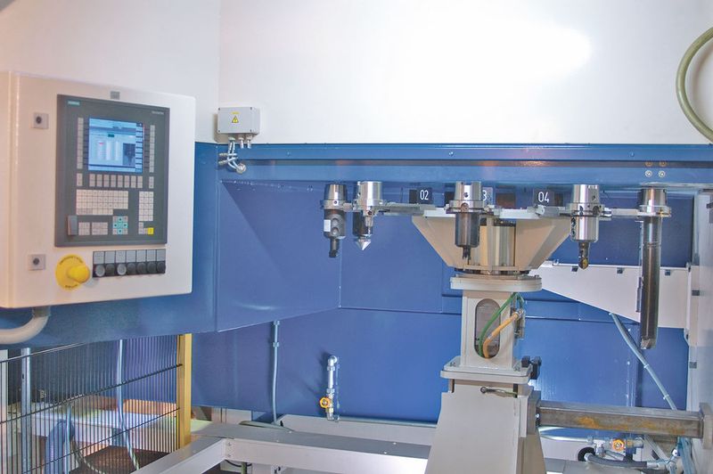 Bild 6: Der Werkzeugwechsler erhöht die Flexibilität der Kombinationsmaschine. (Bild: Elb-Schliff)