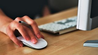 Software per Drag-and-Drop-Prinzip zusammenzuklicken, kann personelle Ressourcen sparen, die an anderer Stelle dringender benötigt werden. (Bild: Stocksnap)