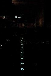 Die Markierungsfarbe leuchtet auch im Dunkeln und erleichtert damit das Erfüllen von Arbeitsschutzvorschriften wie BGR 216 und DIN 67.510. (Bild: Oellers Farbenfabrik)