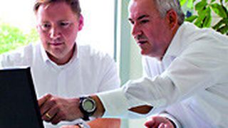 Mark Scherhag (re.), Geschäftsführer des Autohauses Scherhag, bespricht mit Oliver Fett, Fachberater Händlervertrieb bei Modix, den Entwurf der neuen Website. (Foto: Finke)