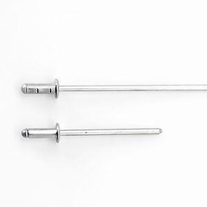 Standardverbinder sind für die Verarbeitung mit Standard- und V-Mundstücken geeignet. Der Universalgrip von Gesipa (oben) kann darüber hinaus durch seinen verlängerten Nietdorn mit allen Mundstücken in Sonderlänge verarbeitet werden. (Bild: Gesipa)