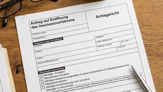 Die Moldtecs GmbH hatte im Frühjahr 2026 Insolvenz angemeldet. Nur ein Teil des Zulieferers kann weiterbestehen. (Bild: KI-generiert)
