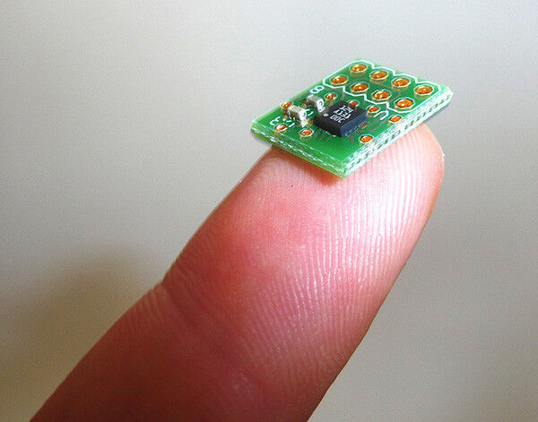 Einzelner Sensor auf Platine im Größenvergleich mit einem Finger (Bild: Universität des Saarlandes)