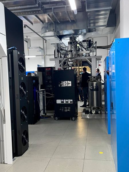 Die Blickrichtung hat sich gedreht. Die Aufnahme wurde hinter dem neuen IQM-System in Richtung 20-Bit-System geschossen.  (Bild: Vogel IT-Medien GmbH/uo)