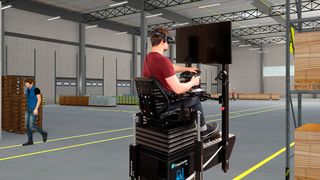 Das Training mit dem VR-Simulator „LiftNick“ am Fraunhofer-IML in Dortmund richtet sich an Gabelstaplerfahrerinnen und -fahrer, die bereits einen Staplerführerschein besitzen.  (Fraunhofer-IML)