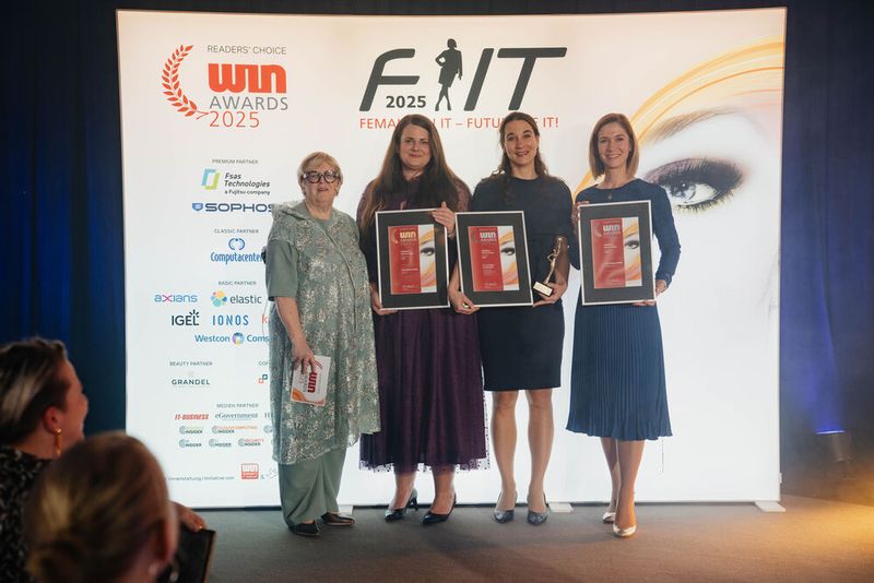 Die Gewinnerinnen aus dem Bereich »Women in eGovernment« | Kategorie »CxO«. Lena-Sophie Müller (Silber), Ann Cathrin Riedel (Gold) und Dr. Franziska Armbruster (Platin). (Bild: Manuel Emme Fotografie)